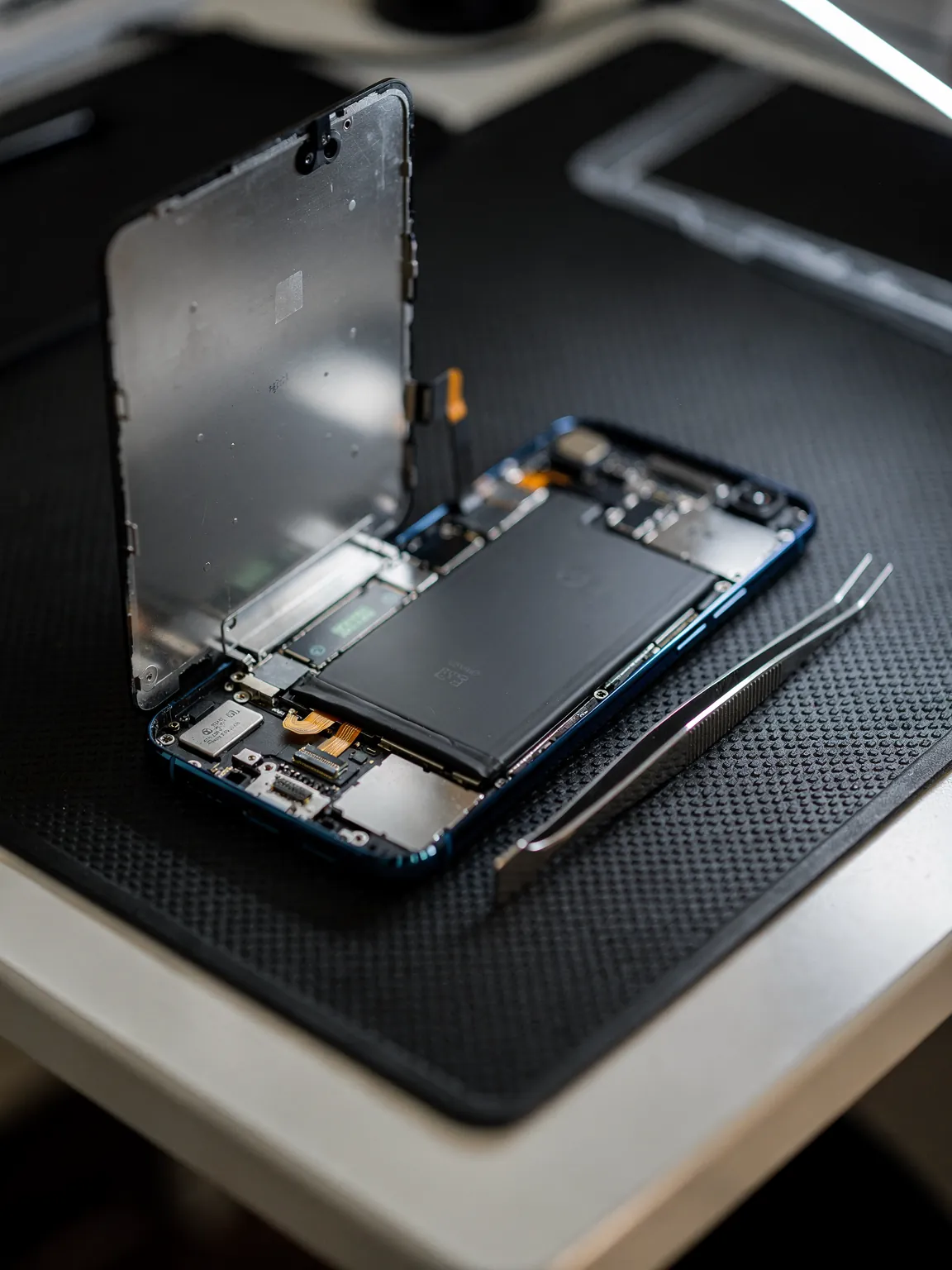 Illustration: iPhone & Android repair